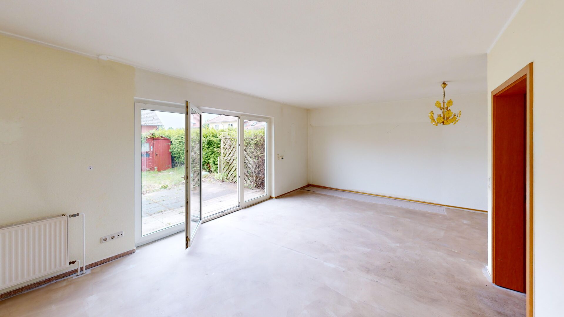 Wohnzimmer mit Zugang Terrasse